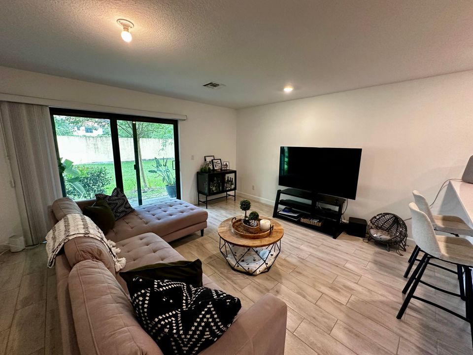 Active With Contract: $2,650 (3 beds, 3 baths, 1303 Square Feet)