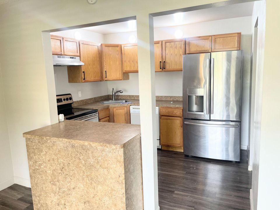 Active With Contract: $1,800 (2 beds, 1 baths, 920 Square Feet)