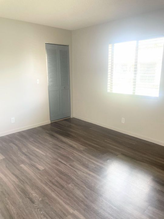 Active With Contract: $1,800 (2 beds, 1 baths, 920 Square Feet)