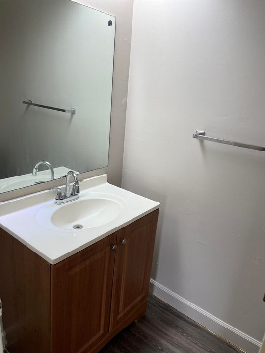 Active With Contract: $1,800 (2 beds, 1 baths, 920 Square Feet)