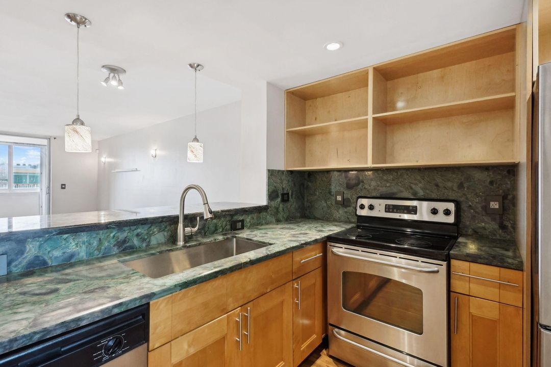 Active With Contract: $240,000 (2 beds, 2 baths, 1092 Square Feet)