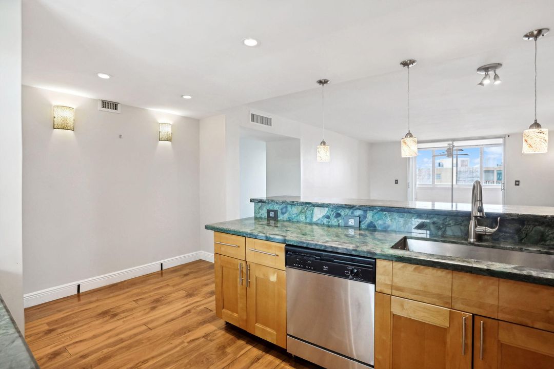 Active With Contract: $240,000 (2 beds, 2 baths, 1092 Square Feet)