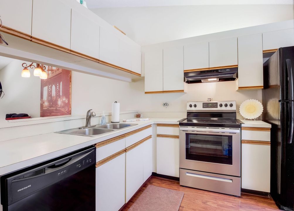 For Sale: $265,000 (2 beds, 2 baths, 998 Square Feet)