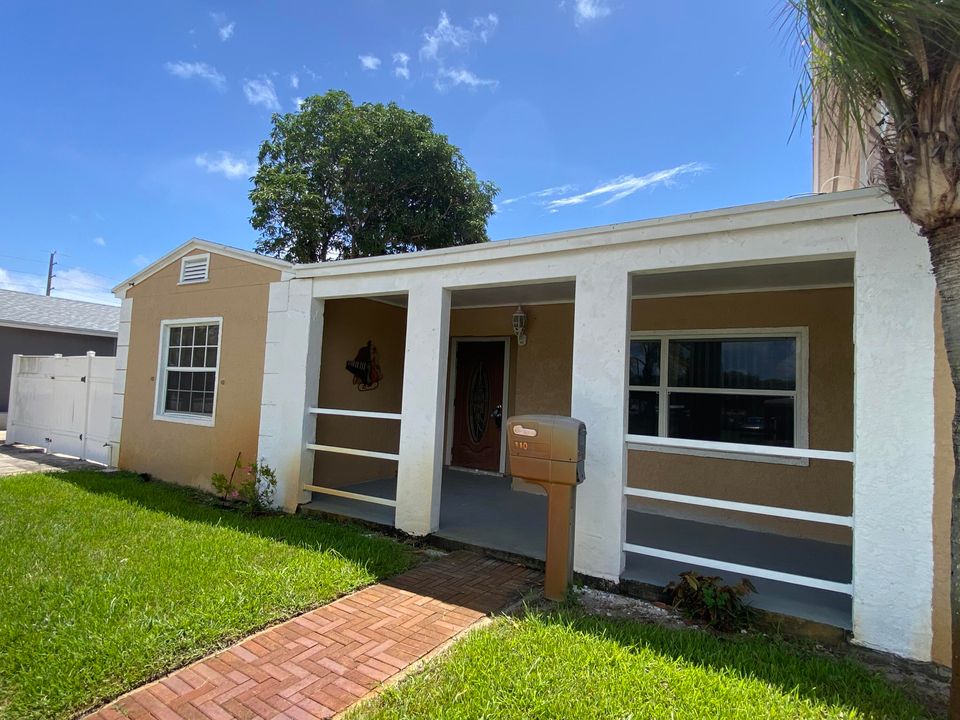 Active With Contract: $2,600 (3 beds, 1 baths, 1500 Square Feet)