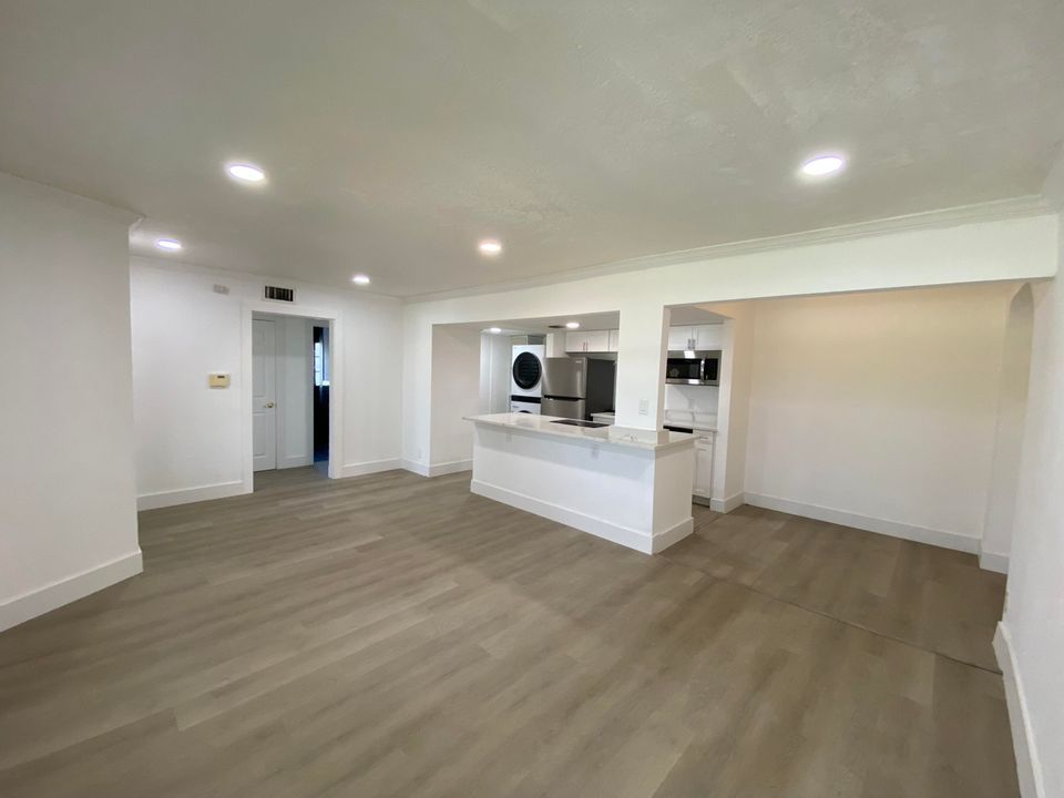 Active With Contract: $2,600 (3 beds, 1 baths, 1500 Square Feet)