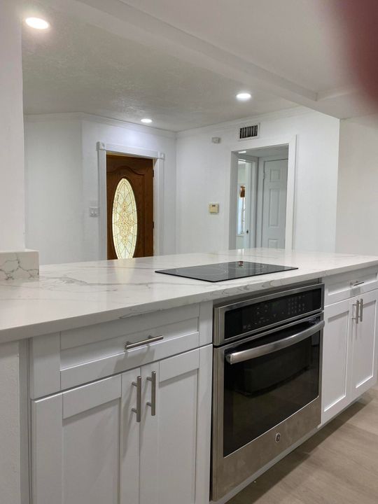 Active With Contract: $2,600 (3 beds, 1 baths, 1500 Square Feet)