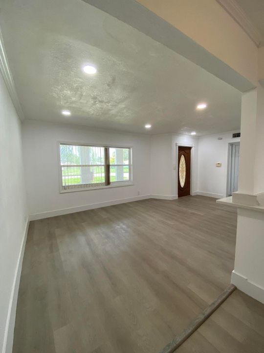 Active With Contract: $2,600 (3 beds, 1 baths, 1500 Square Feet)