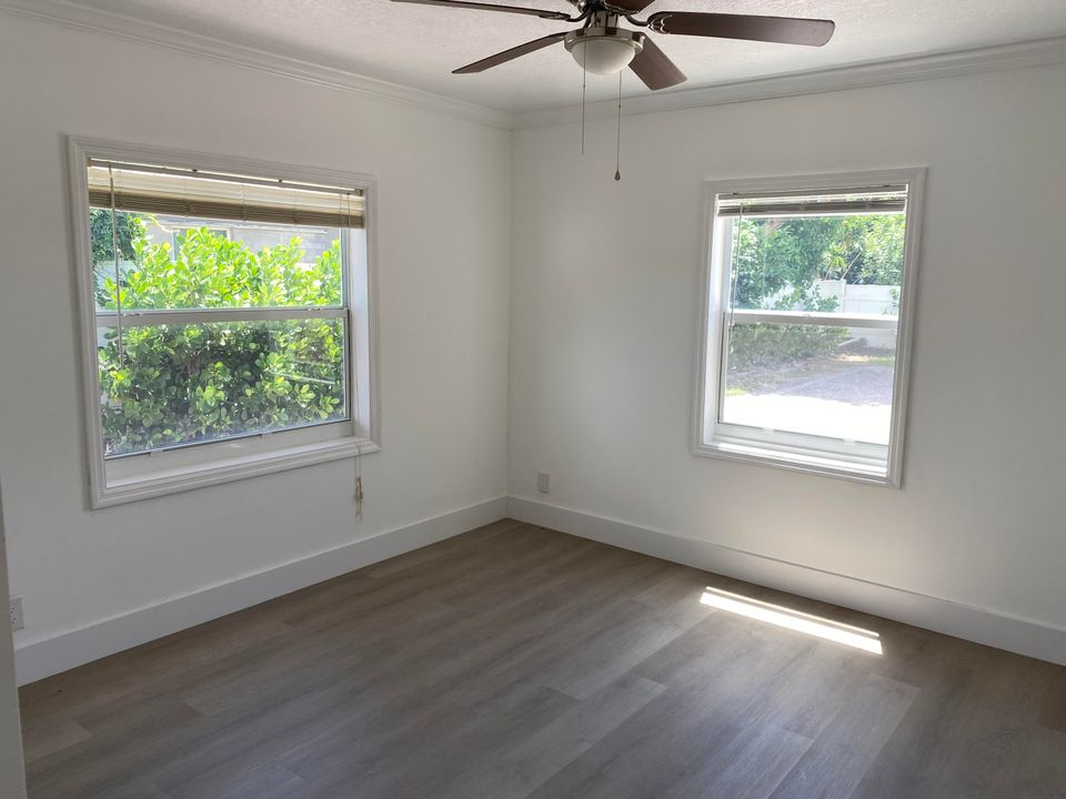 Active With Contract: $2,600 (3 beds, 1 baths, 1500 Square Feet)