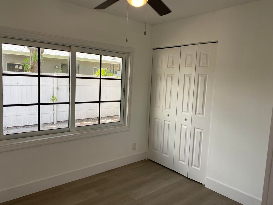 Active With Contract: $2,600 (3 beds, 1 baths, 1500 Square Feet)