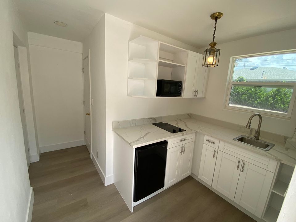 Active With Contract: $1,400 (1 beds, 1 baths, 424 Square Feet)