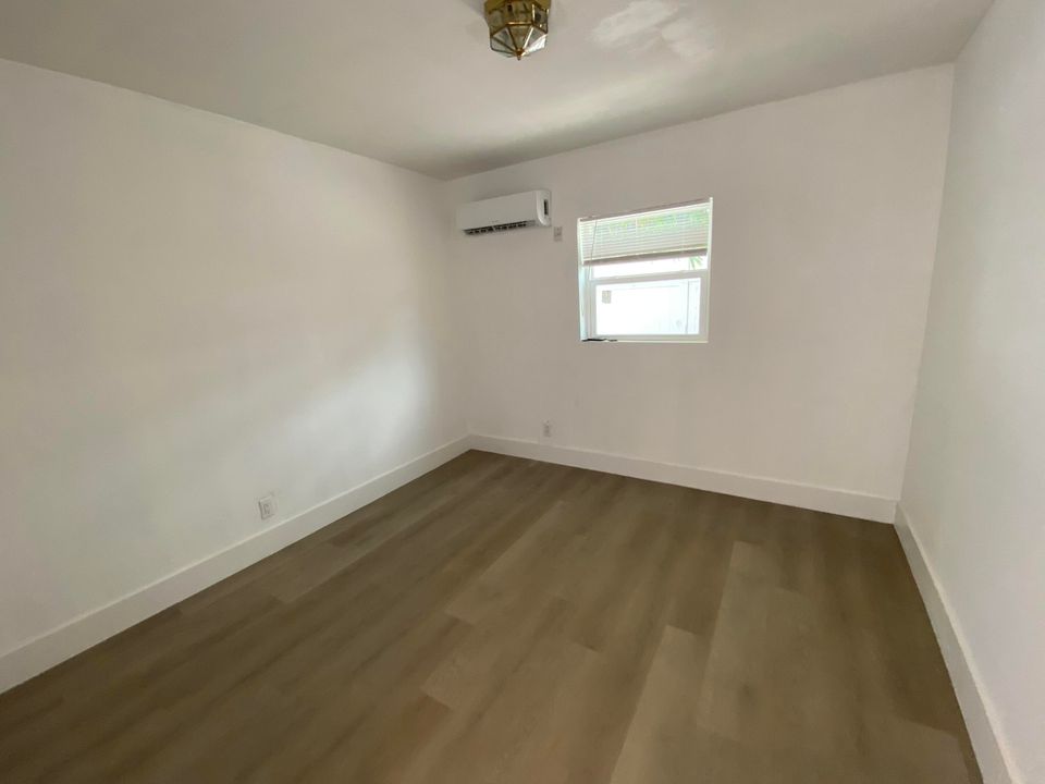 Active With Contract: $1,400 (1 beds, 1 baths, 424 Square Feet)