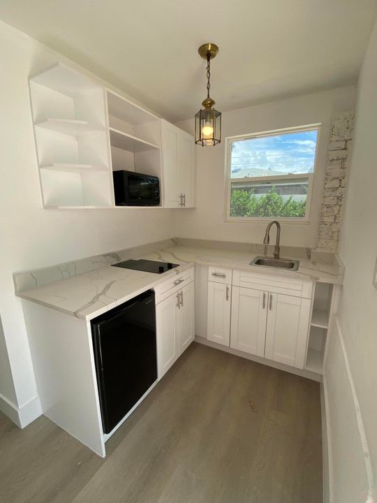 Active With Contract: $1,400 (1 beds, 1 baths, 424 Square Feet)