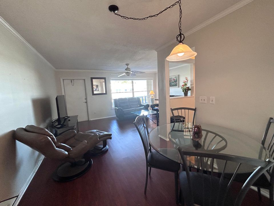 For Rent: $1,800 (1 beds, 1 baths, 696 Square Feet)