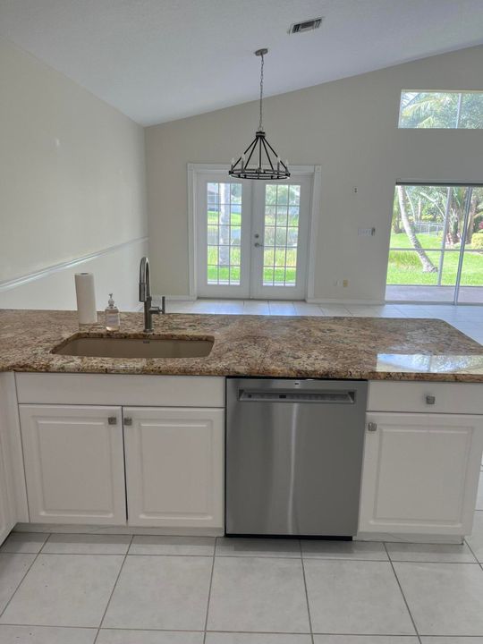 Active With Contract: $3,250 (3 beds, 2 baths, 1771 Square Feet)