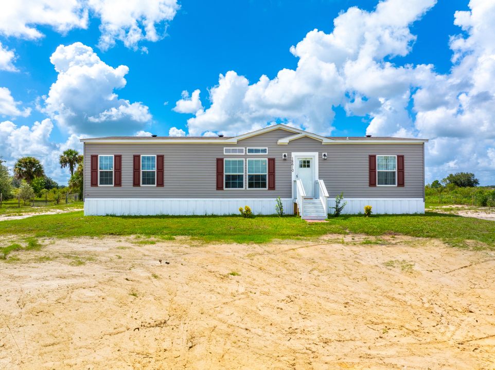 For Sale: $300,000 (3 beds, 2 baths, 1661 Square Feet)