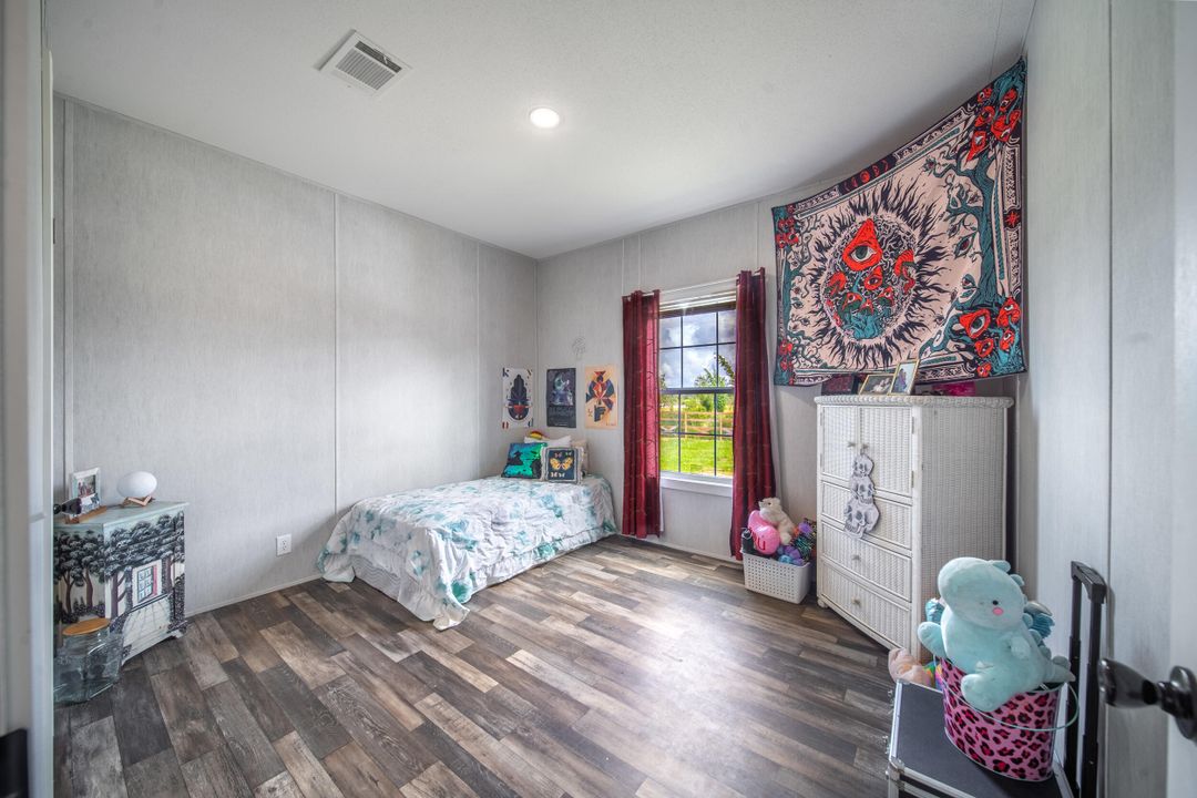 For Sale: $300,000 (3 beds, 2 baths, 1661 Square Feet)