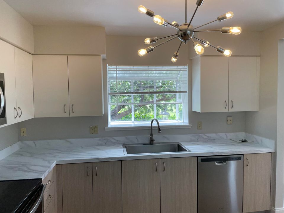 For Rent: $2,550 (2 beds, 2 baths, 1177 Square Feet)