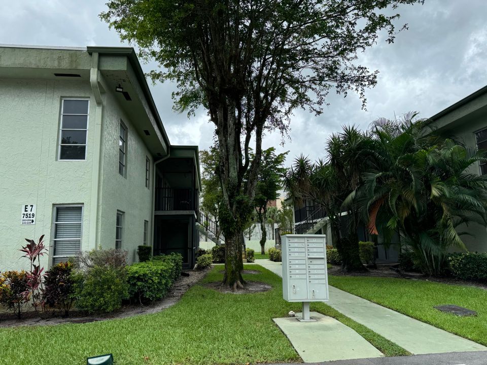 Active With Contract: $1,775 (2 beds, 2 baths, 915 Square Feet)