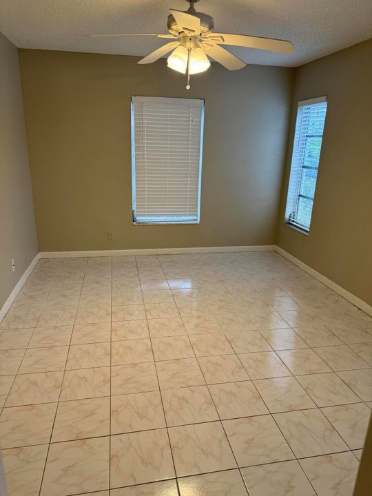 Active With Contract: $1,775 (2 beds, 2 baths, 915 Square Feet)