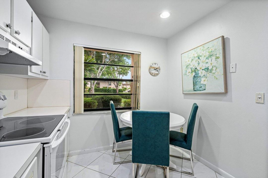 For Sale: $225,000 (2 beds, 2 baths, 1216 Square Feet)