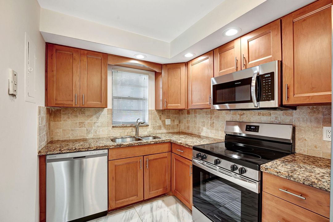 For Sale: $279,900 (2 beds, 2 baths, 1050 Square Feet)