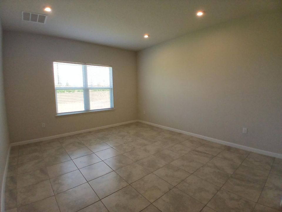 Active With Contract: $2,500 (3 beds, 2 baths, 1549 Square Feet)