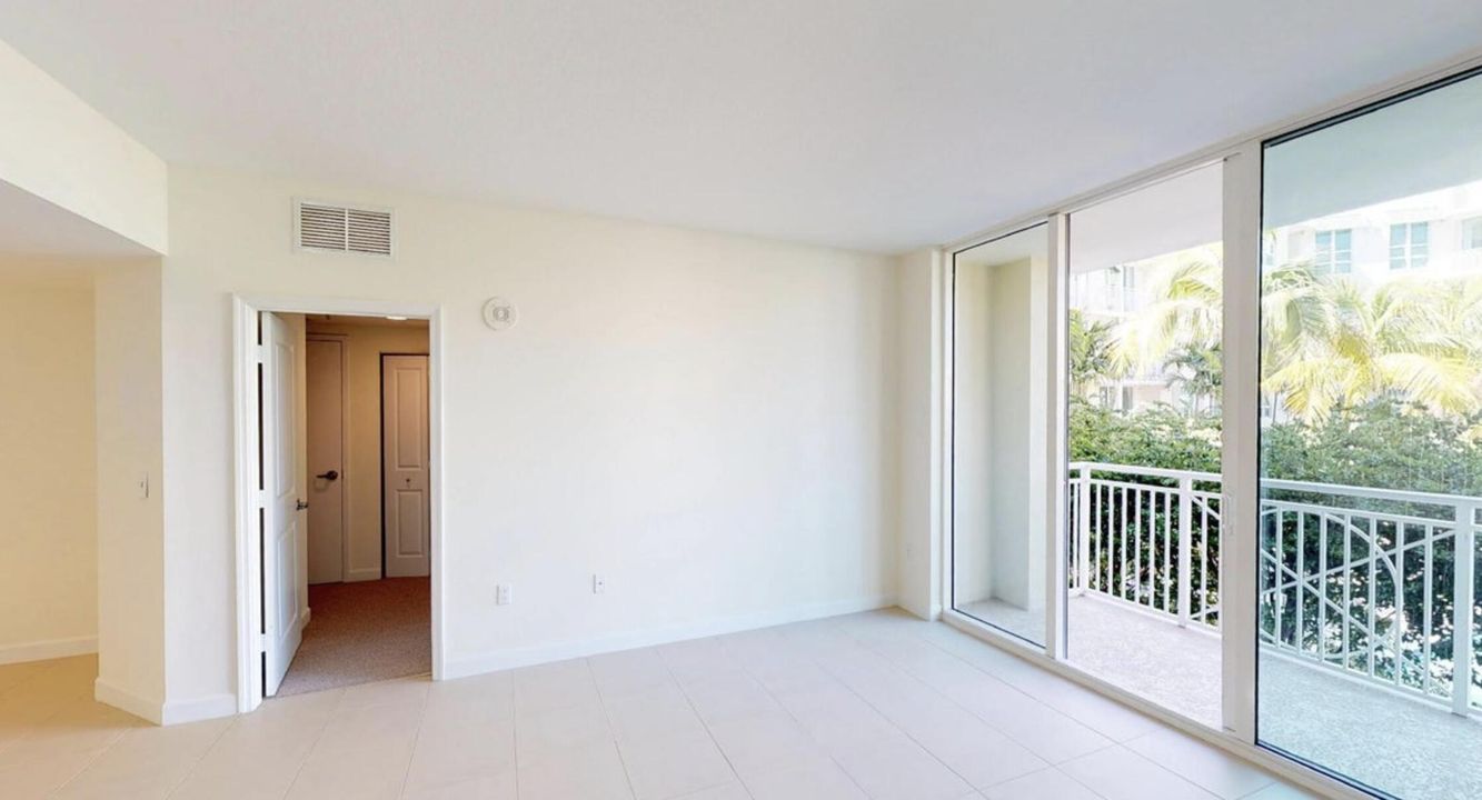 Active With Contract: $3,000 (2 beds, 2 baths, 1045 Square Feet)