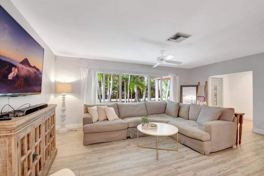 Active With Contract: $4,950 (3 beds, 2 baths, 1660 Square Feet)