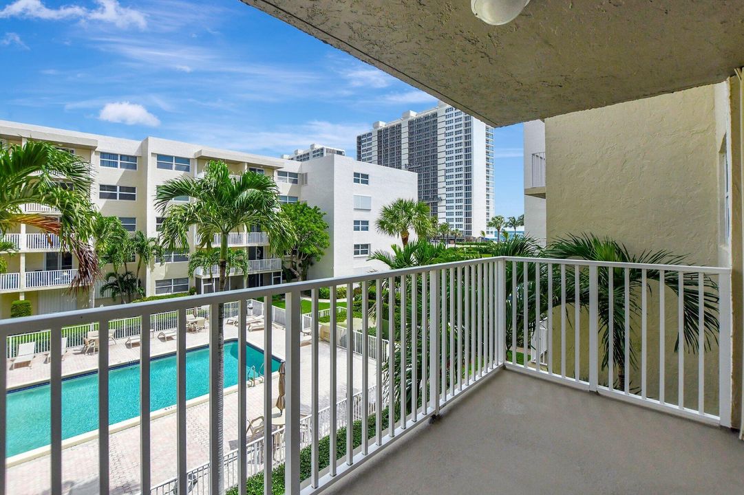 Active With Contract: $324,900 (1 beds, 1 baths, 760 Square Feet)