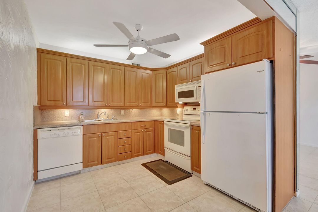 Active With Contract: $149,500 (2 beds, 2 baths, 896 Square Feet)