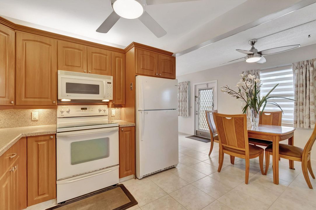 Active With Contract: $149,500 (2 beds, 2 baths, 896 Square Feet)