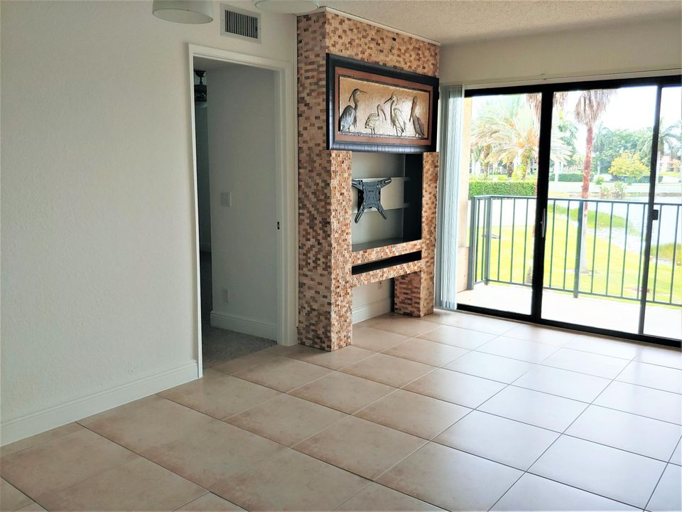 Active With Contract: $1,900 (2 beds, 2 baths, 916 Square Feet)