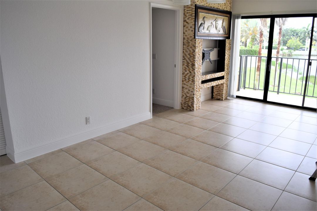 Active With Contract: $1,900 (2 beds, 2 baths, 916 Square Feet)