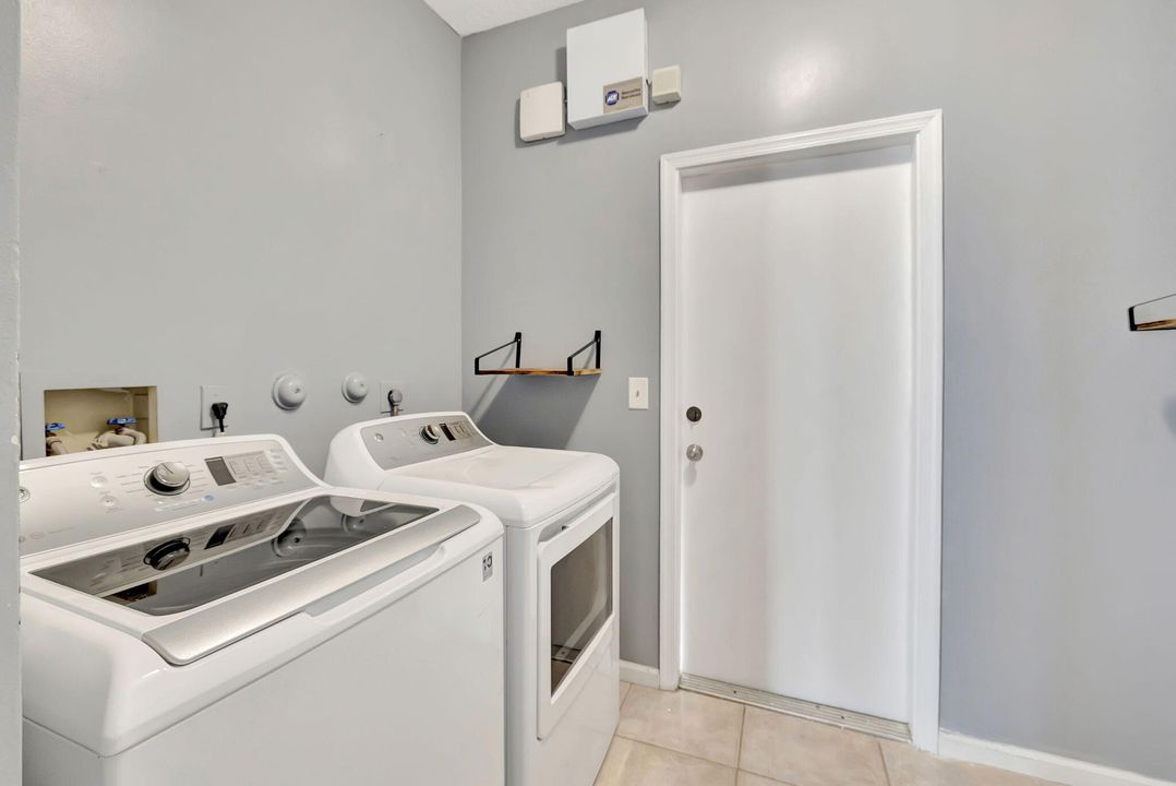 For Sale: $675,000 (5 beds, 2 baths, 2878 Square Feet)