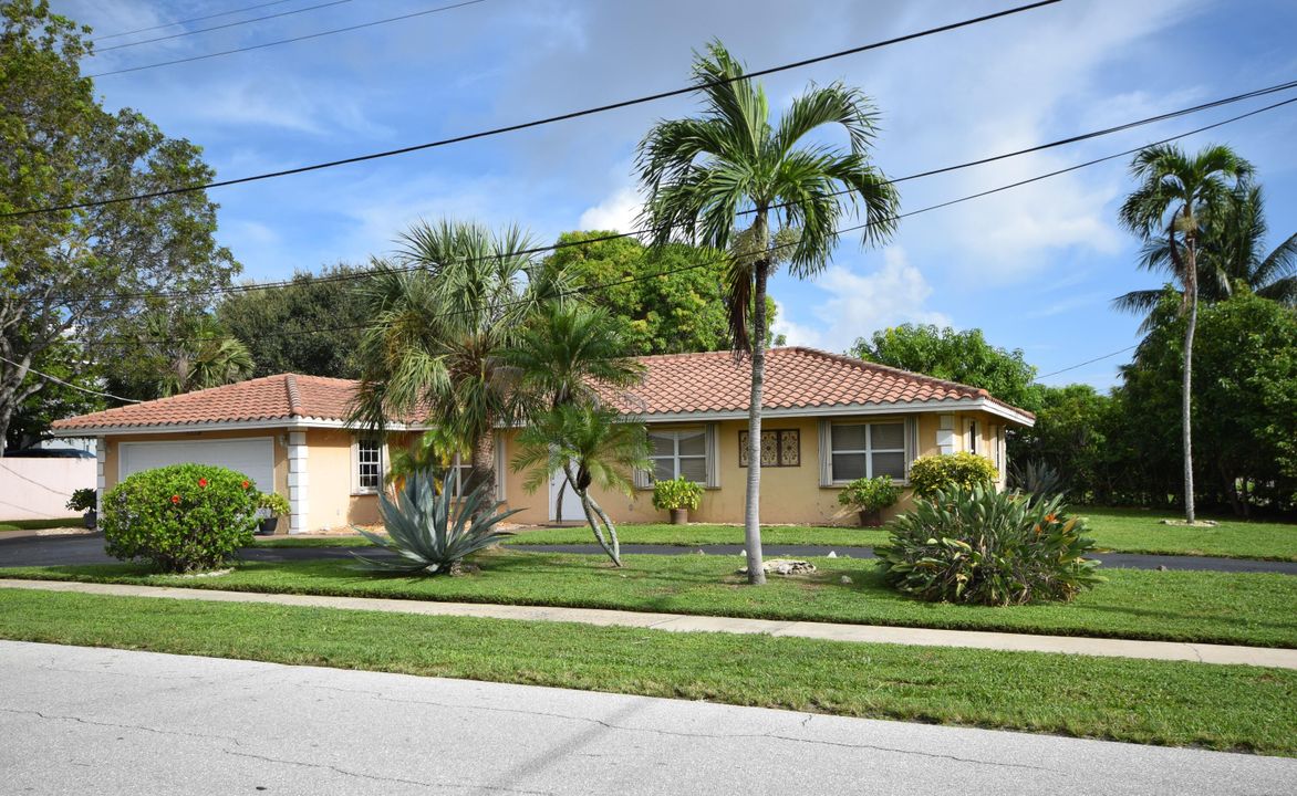 For Sale: $795,000 (3 beds, 2 baths, 1562 Square Feet)