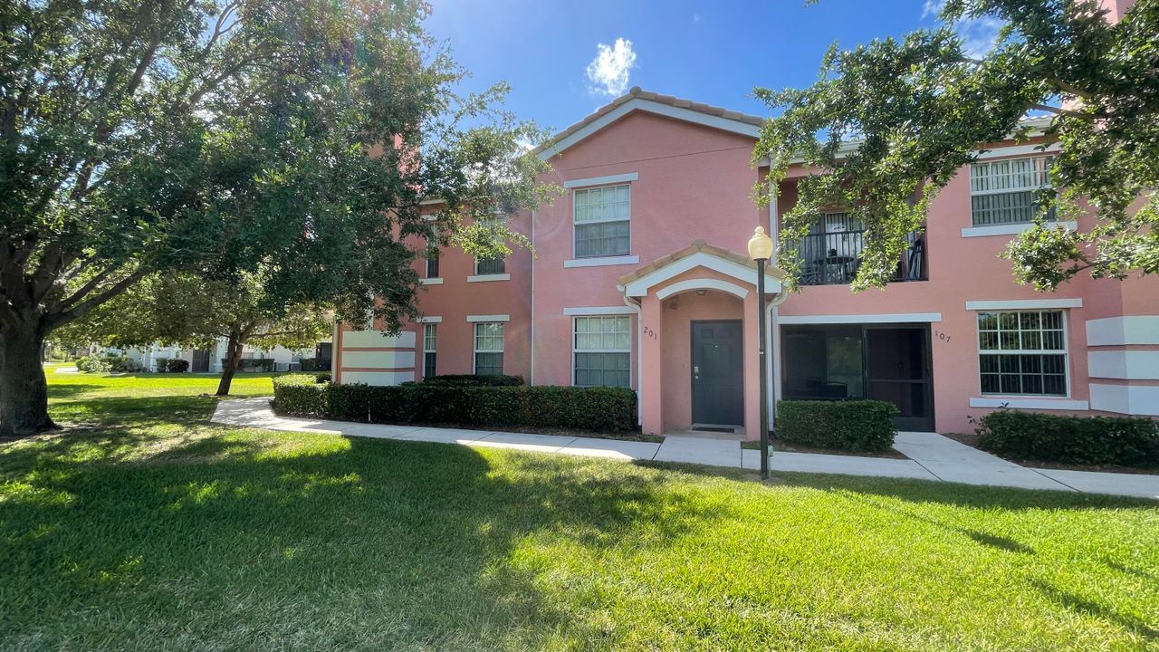 Active With Contract: $2,150 (3 beds, 2 baths, 1597 Square Feet)