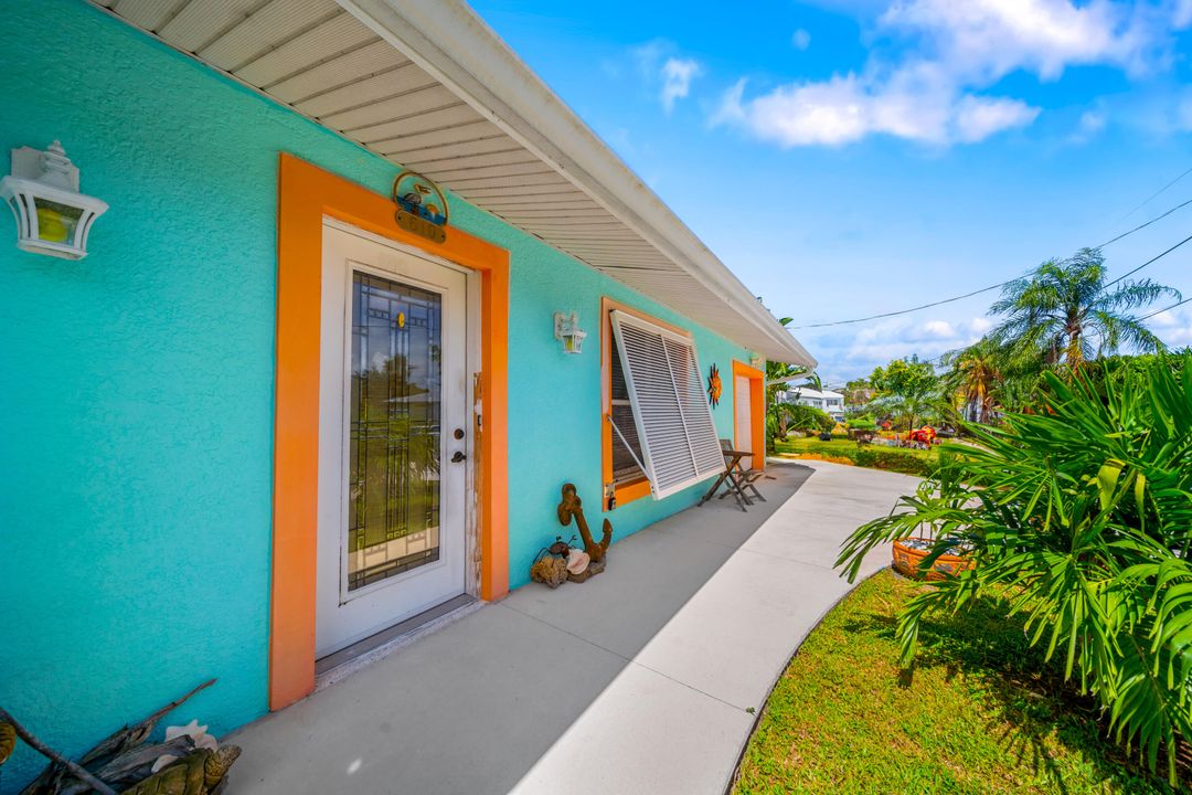 For Sale: $649,000 (2 beds, 2 baths, 990 Square Feet)