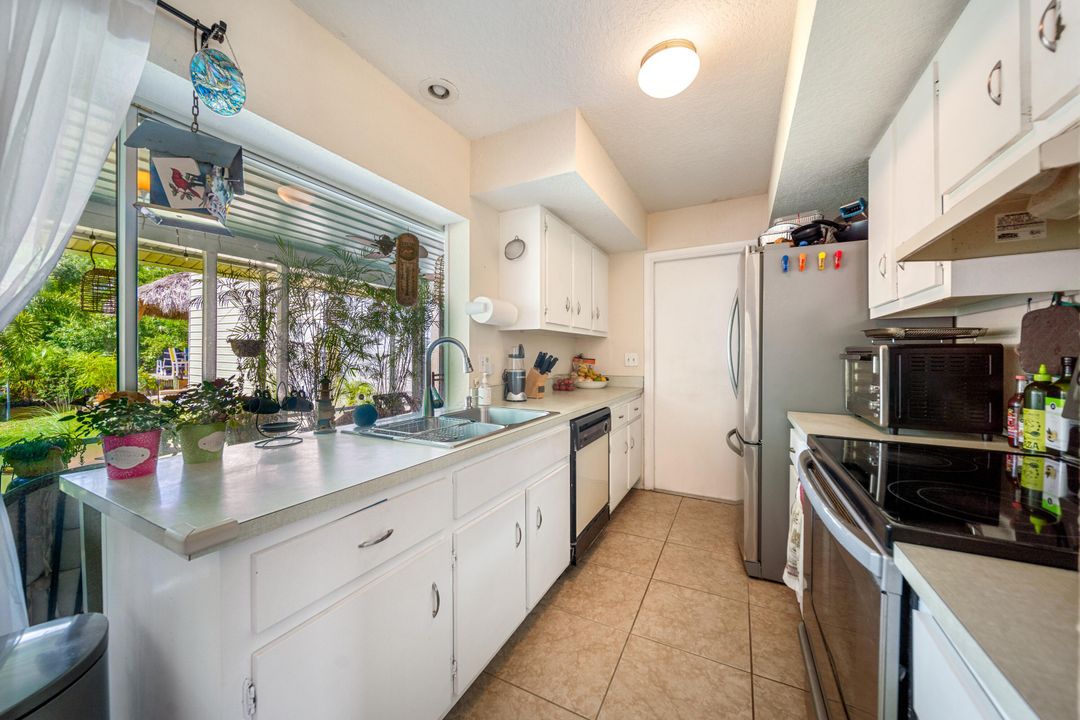 For Sale: $649,000 (2 beds, 2 baths, 990 Square Feet)