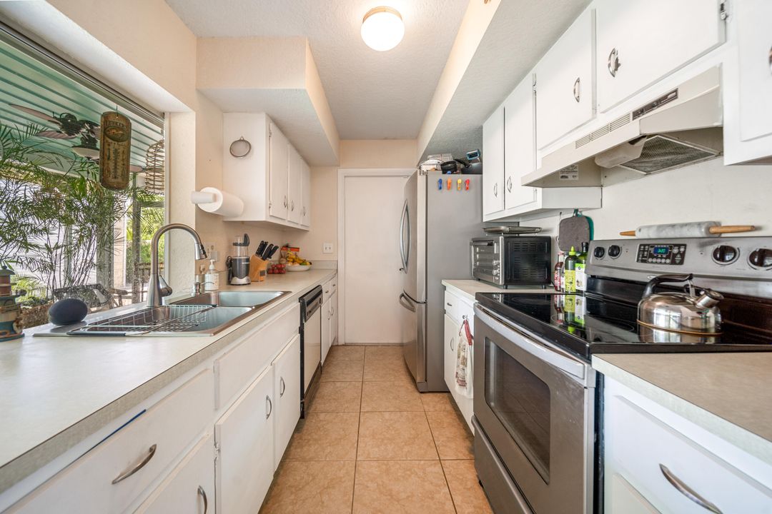 For Sale: $649,000 (2 beds, 2 baths, 990 Square Feet)