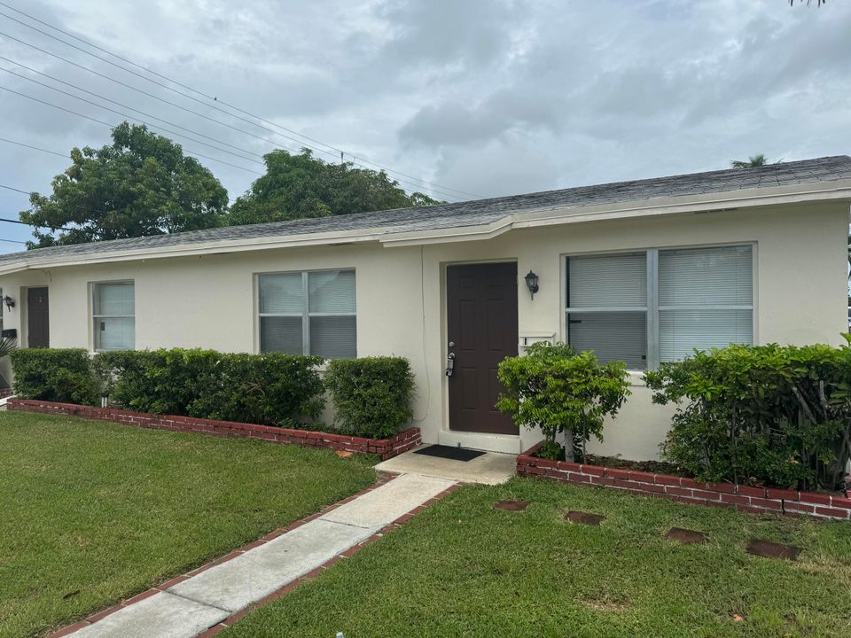 Active With Contract: $1,700 (1 beds, 1 baths, 900 Square Feet)