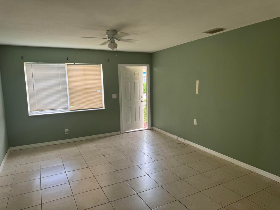 Active With Contract: $1,700 (1 beds, 1 baths, 900 Square Feet)