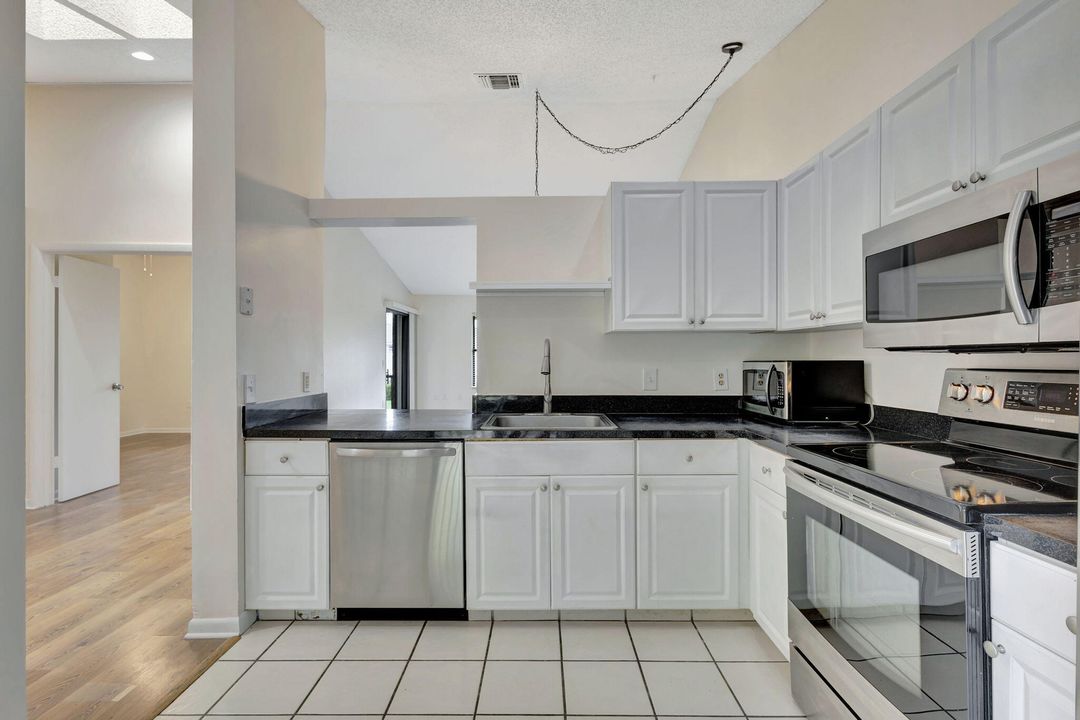 Active With Contract: $2,000 (2 beds, 2 baths, 1180 Square Feet)