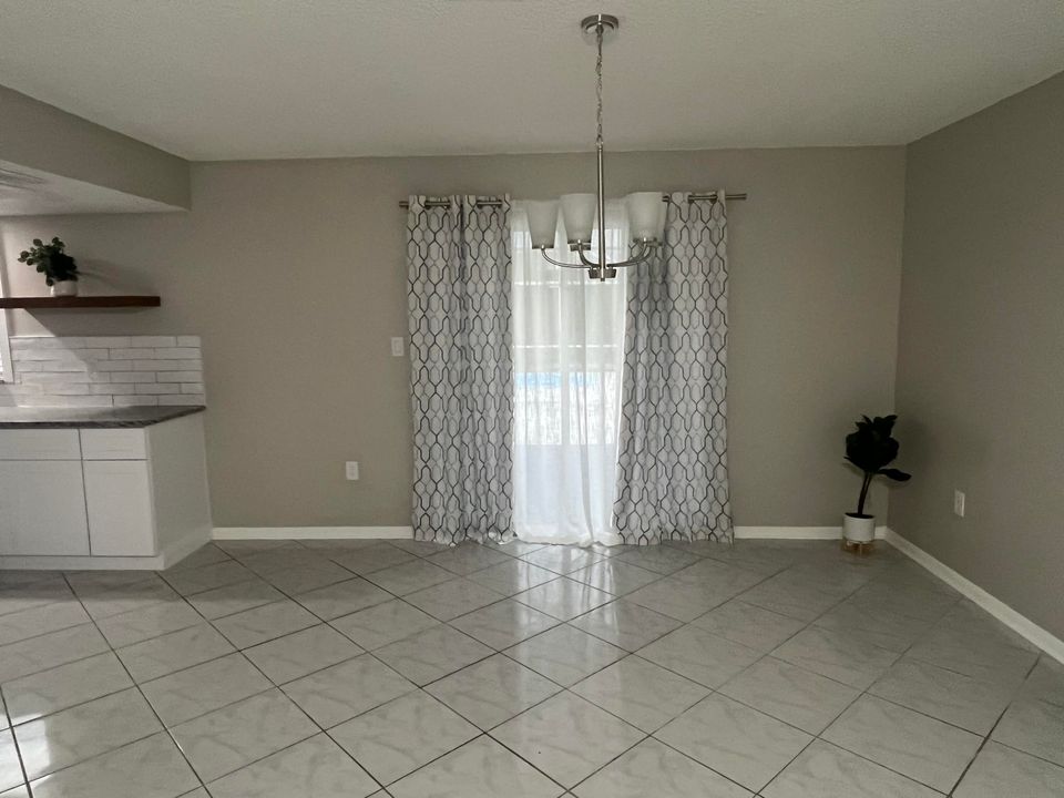 For Sale: $269,900 (2 beds, 2 baths, 975 Square Feet)