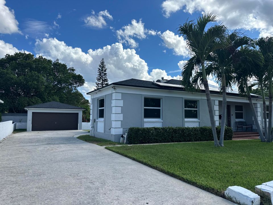 For Sale: $700,000 (3 beds, 2 baths, 1973 Square Feet)