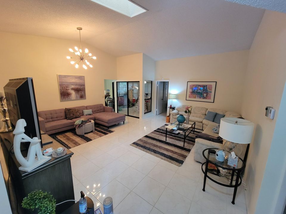 For Sale: $264,900 (3 beds, 2 baths, 1275 Square Feet)