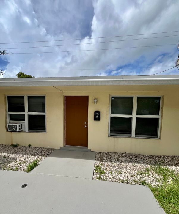 Active With Contract: $1,700 (1 beds, 1 baths, 859 Square Feet)