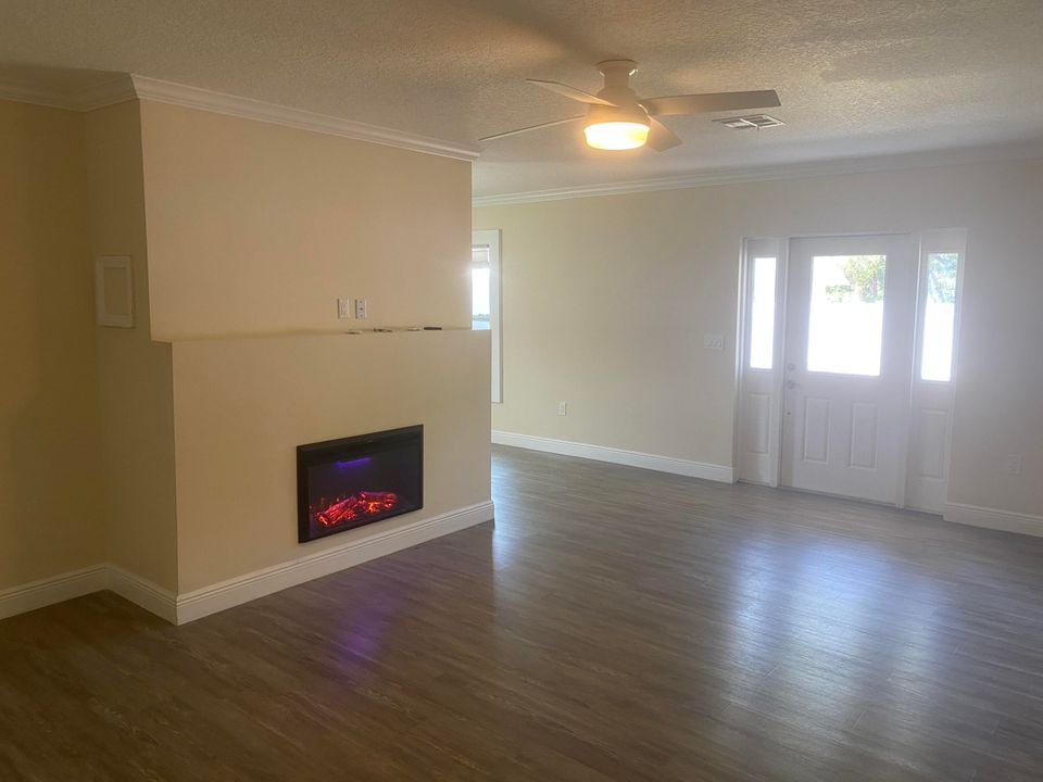 For Rent: $2,500 (3 beds, 2 baths, 2284 Square Feet)