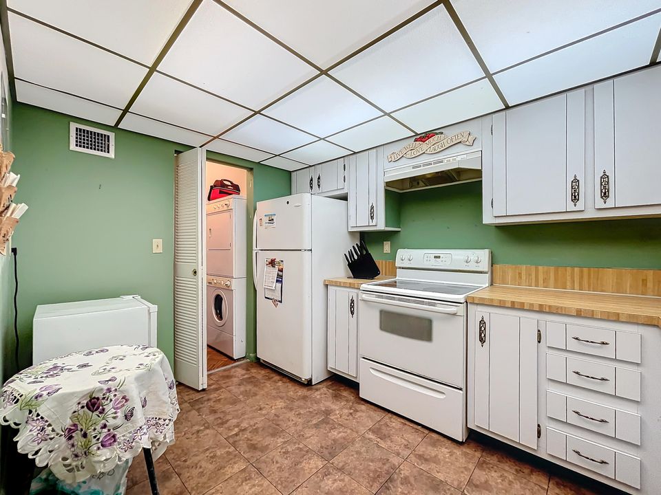 For Sale: $90,000 (1 beds, 1 baths, 981 Square Feet)