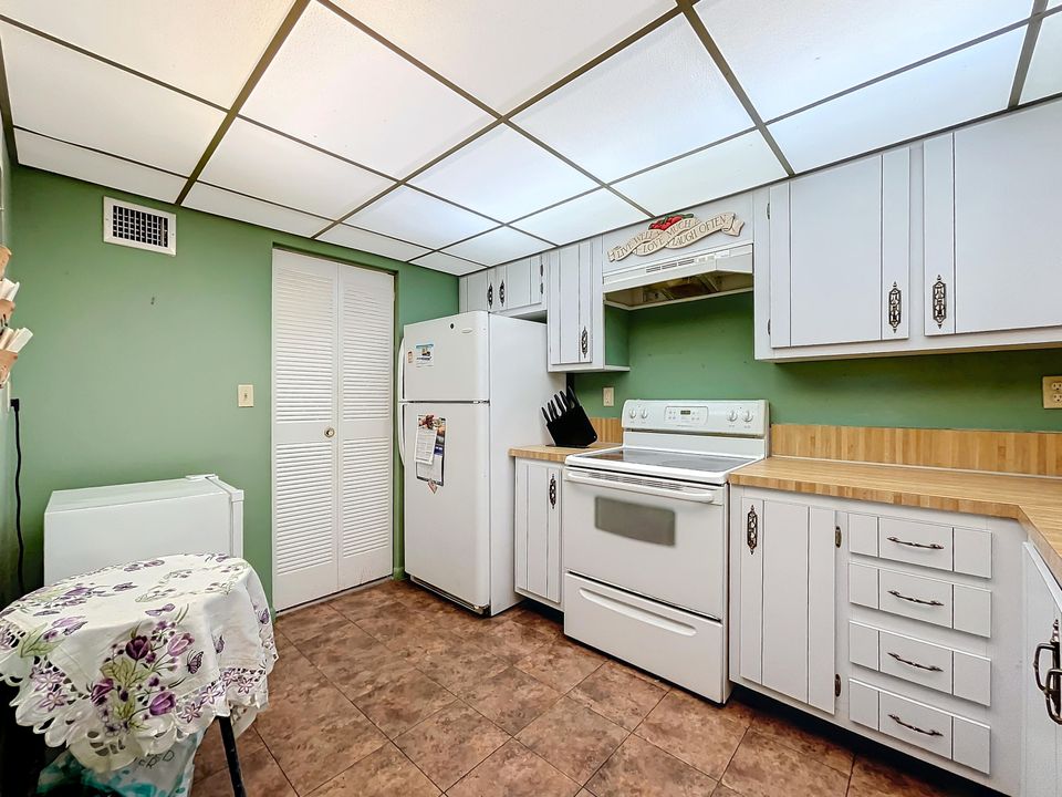 For Sale: $90,000 (1 beds, 1 baths, 981 Square Feet)