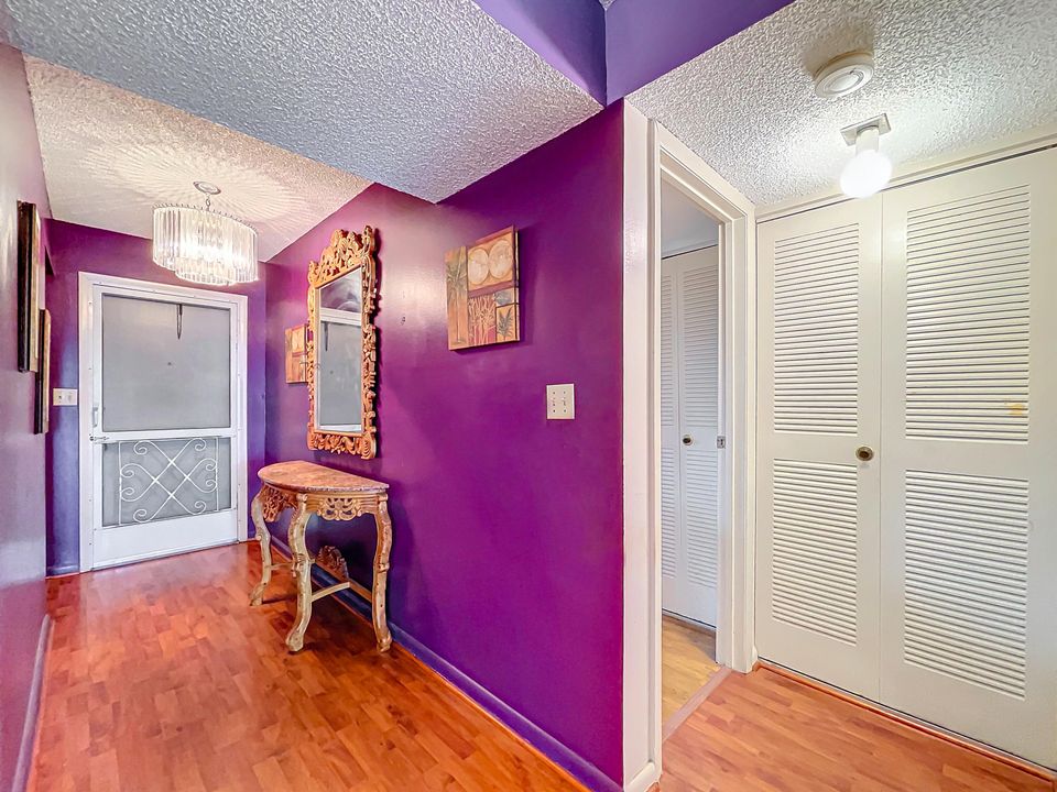 For Sale: $90,000 (1 beds, 1 baths, 981 Square Feet)